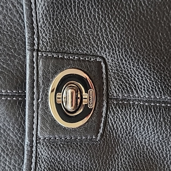 Medium size black leather Coach purse - Picture 2 of 7